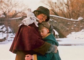 2DHK8BH USA. Brenda Fricker and Macaulay Culkin  in ©20th Century Fox holiday special : Home Alone 2: Lost in New York (1992).
Plot: One year after Kevin McCallister was left home alone and had to defeat a pair of bumbling burglars, he accidentally finds himself stranded in New York City - and the same criminals are not far behind. 
Ref: LMK110-J6769-091220
Supplied by LMKMEDIA. Editorial Only.
Landmark Media is not the copyright owner of these Film or TV stills but provides a service only for recognised Media outlets. pictures@lmkmedia.com